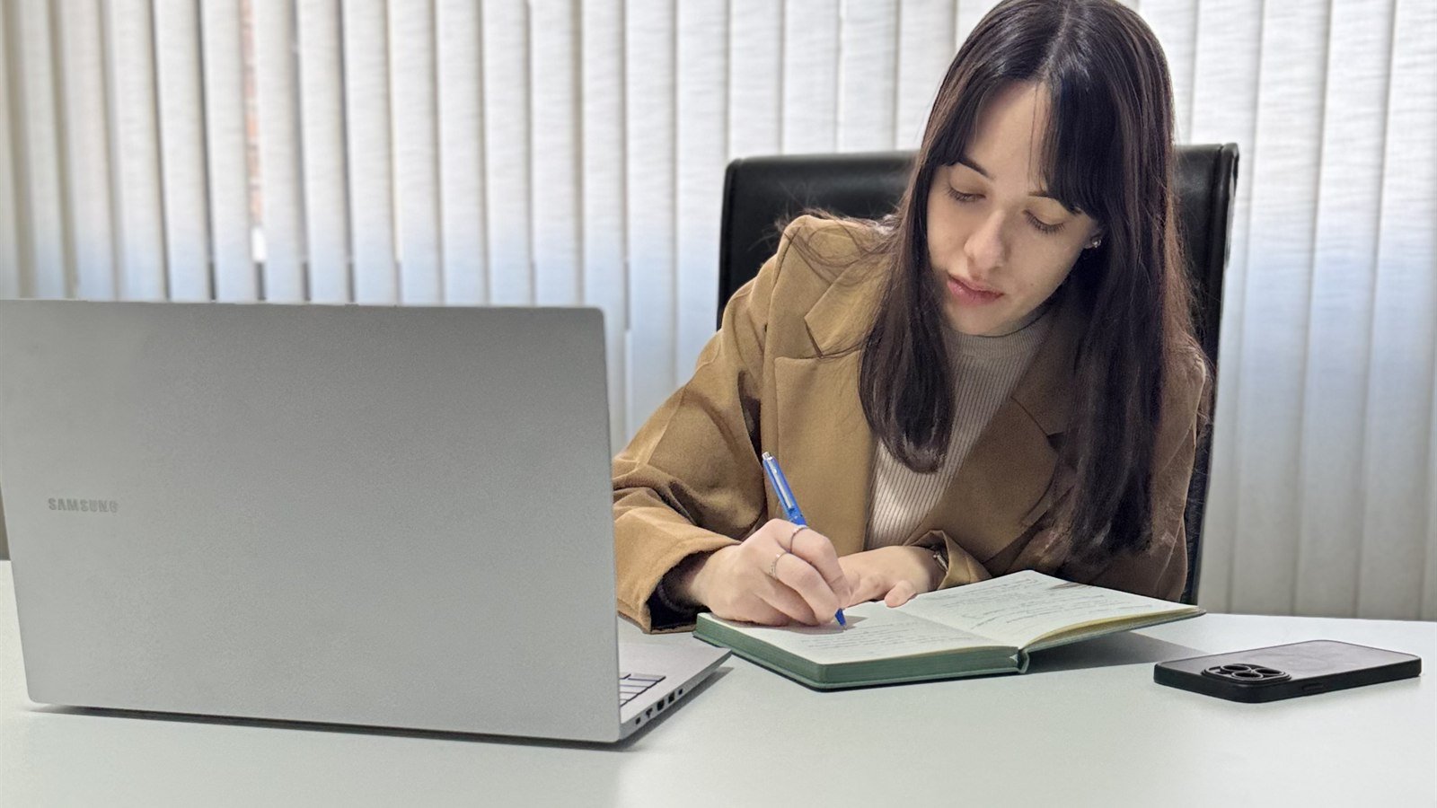 El estudio Velzi & Asociados trabajando en el expediente