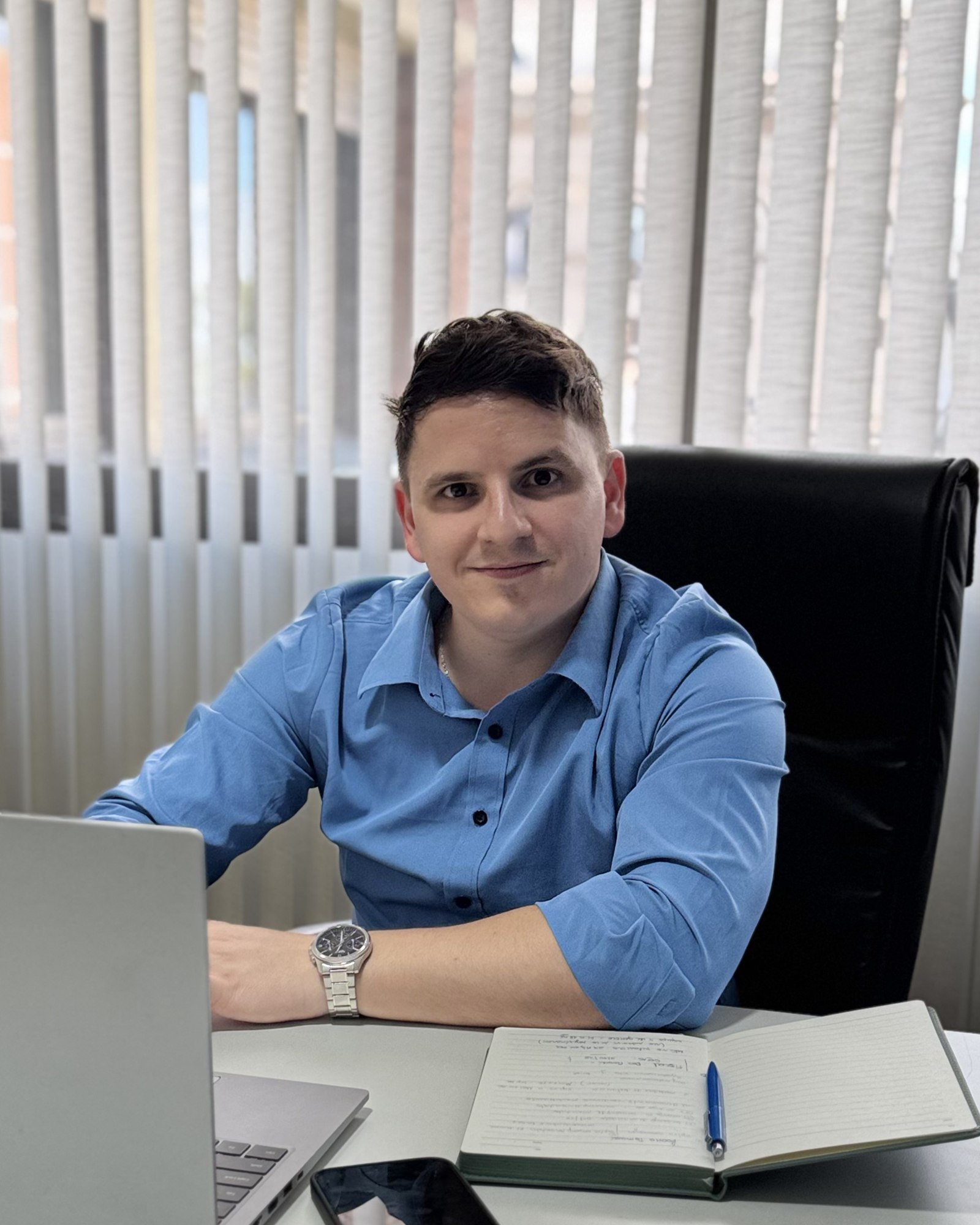 Retrato del Dr. Franco Sebastián Velzi, abogado del estudio