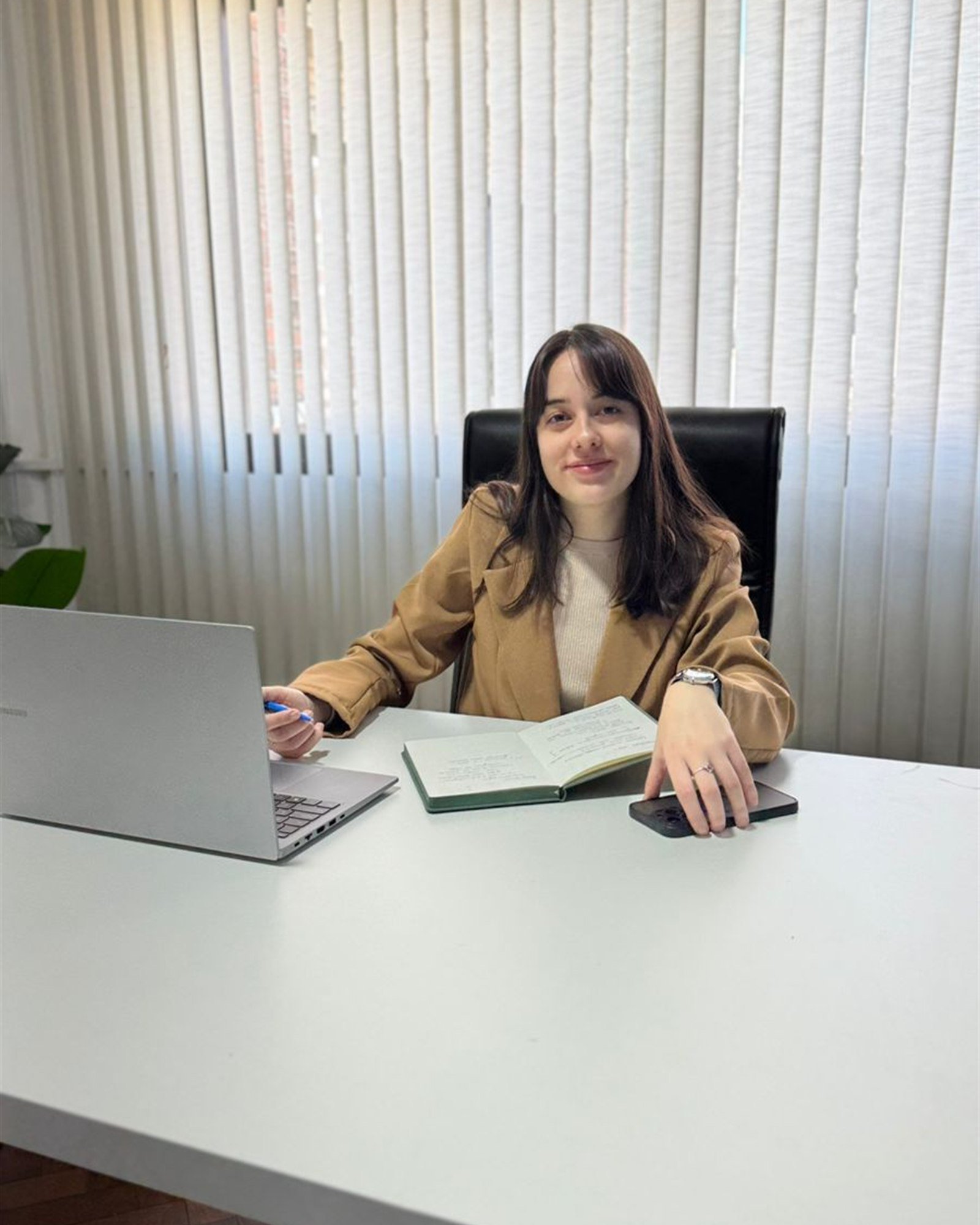 Retrato de la Dra. M. Leticia Barón, abogada del estudio